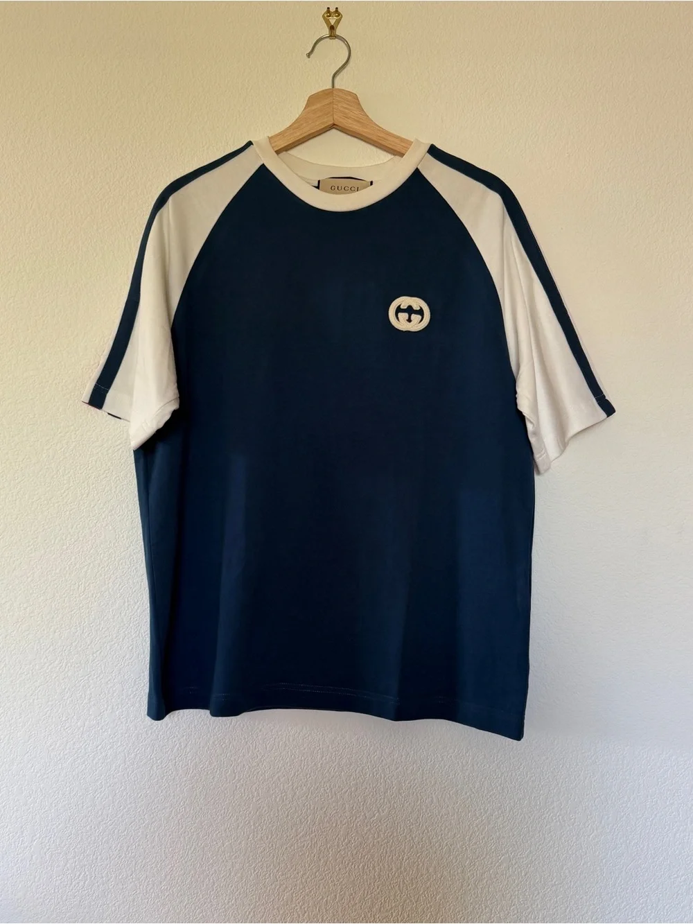 Gucci Men's Navy and White Raglan Logo T-Shirt size Medium